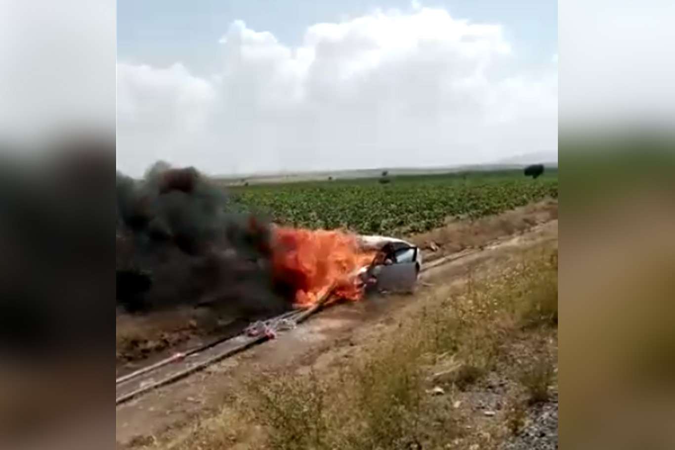 Alev alan otomobil bariyerlere çarparak kaza yaptı Alev alan otomobil bariyerlere çarparak kaza yaptı